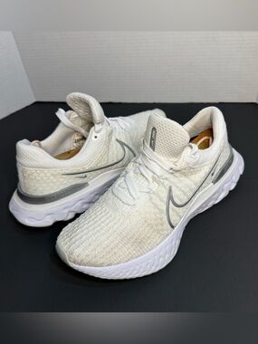 Nike White & Black Inner Tag Detail